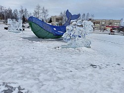 А вот и кит с рыбками в снежном море